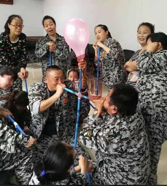 培訓(xùn)快訊培訓(xùn)時(shí)間：6月14日培訓(xùn)單位：某甘肅集團(tuán)蘭州配送有限公司培訓(xùn)課程：拓展培訓(xùn)人數(shù)：35人、觀摩4人蘭州拓展培訓(xùn)蘭州企業(yè)培訓(xùn)