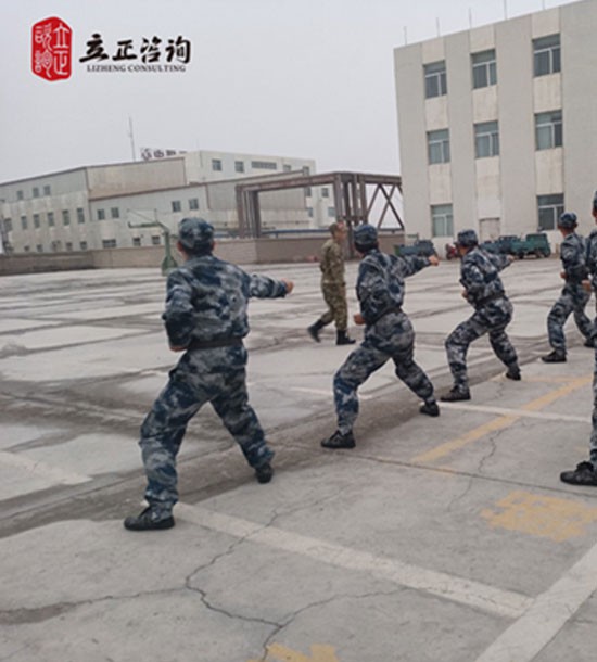 培訓(xùn)快訊培訓(xùn)主題：”班長管戰(zhàn)士“軍事化拓展訓(xùn)練培訓(xùn)內(nèi)容：管理培訓(xùn)+軍事訓(xùn)練+拓展訓(xùn)練培訓(xùn)對象：班組長、值長、科級干部、儲備干部、技術(shù)人才課程設(shè)置：《從部隊的宗旨看企業(yè)的愿景》《從部隊的紀律看企業(yè)的規(guī)章