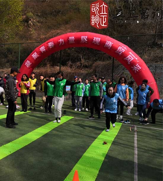 培訓(xùn)快訊培訓(xùn)時(shí)間：4月28日培訓(xùn)地點(diǎn):興隆山城建培訓(xùn)中心培訓(xùn)單位:甘肅交通**公司培訓(xùn)課程:趣味運(yùn)動(dòng)會(huì)部分拓展項(xiàng)目介紹：緬甸橋項(xiàng)目類型：團(tuán)隊(duì)合作項(xiàng)目培訓(xùn)形式：一段軟梯掛在山坳的兩端。學(xué)員必須利用繩梯和