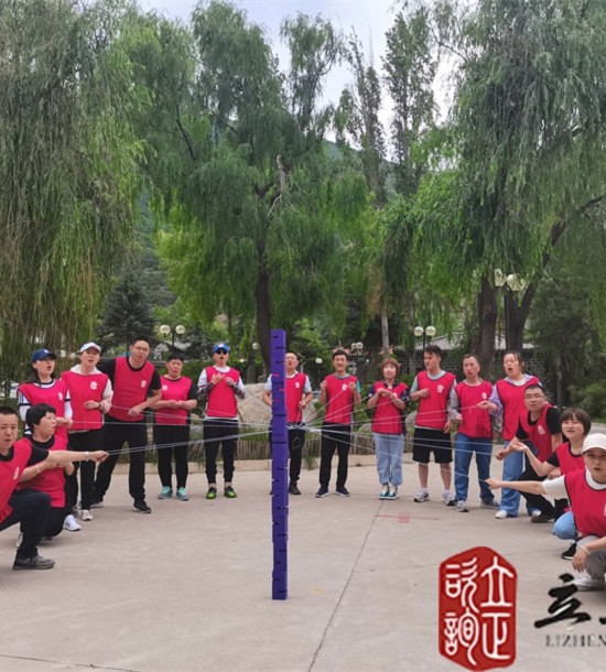 培訓(xùn)快訊培訓(xùn)時(shí)間：2021年7月6日培訓(xùn)地點(diǎn)：榆中興隆山培訓(xùn)單位:甘肅**集團(tuán)**公司培訓(xùn)課程:中青年職工拓展培訓(xùn)班培訓(xùn)項(xiàng)目介紹：合力建塔團(tuán)隊(duì)成員拉緊繩子末端控制塔鉤移動(dòng)，用塔鉤將一塊塊塔吊起并按照教
