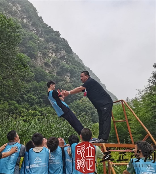 培訓(xùn)快訊培訓(xùn)時(shí)間：2021年7月19-26日培訓(xùn)地點(diǎn):西安培訓(xùn)單位:中鐵**局**公司培訓(xùn)課程:新員工入職培訓(xùn)班個(gè)人挑戰(zhàn)項(xiàng)目凌空飛渡（高空斷橋）——挑戰(zhàn)、超越培訓(xùn)形式在教練的指導(dǎo)下穿上保險(xiǎn)衣扣上保險(xiǎn)繩